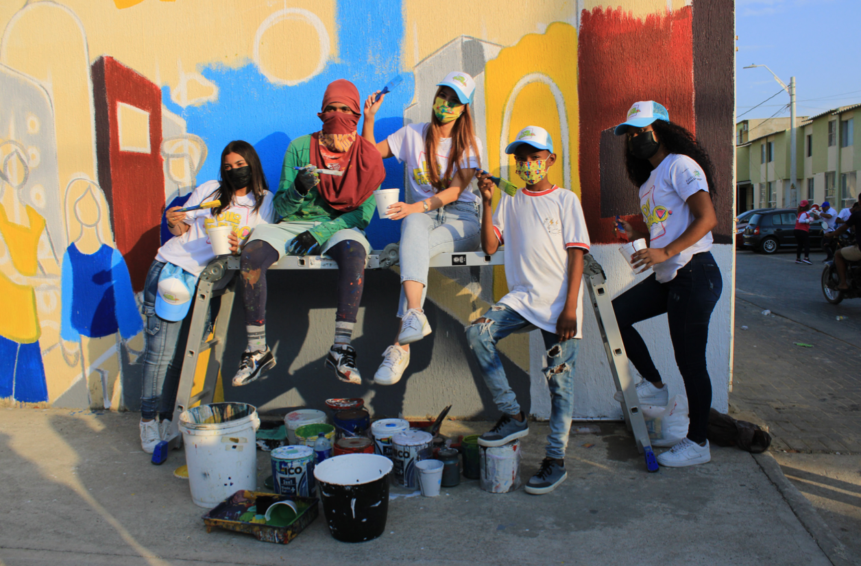 Lee más sobre el artículo Primer encuentro de jóvenes líderes del proyecto Dilo Frentiao: mural en Villas de San Pablo.