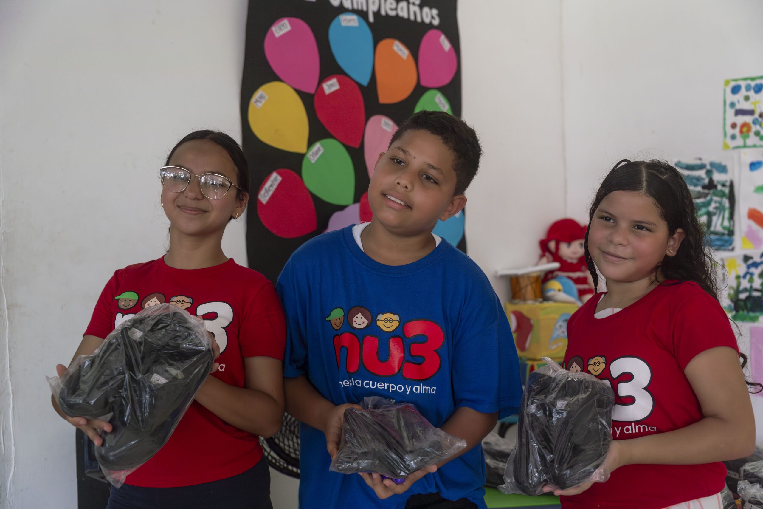 Lee más sobre el artículo Más de 130 niños del Centro Integral Villa Esperanza recibieron un nuevo par de zapatos gracias a la alianza entre Fundación nu3 y Colombian Soles